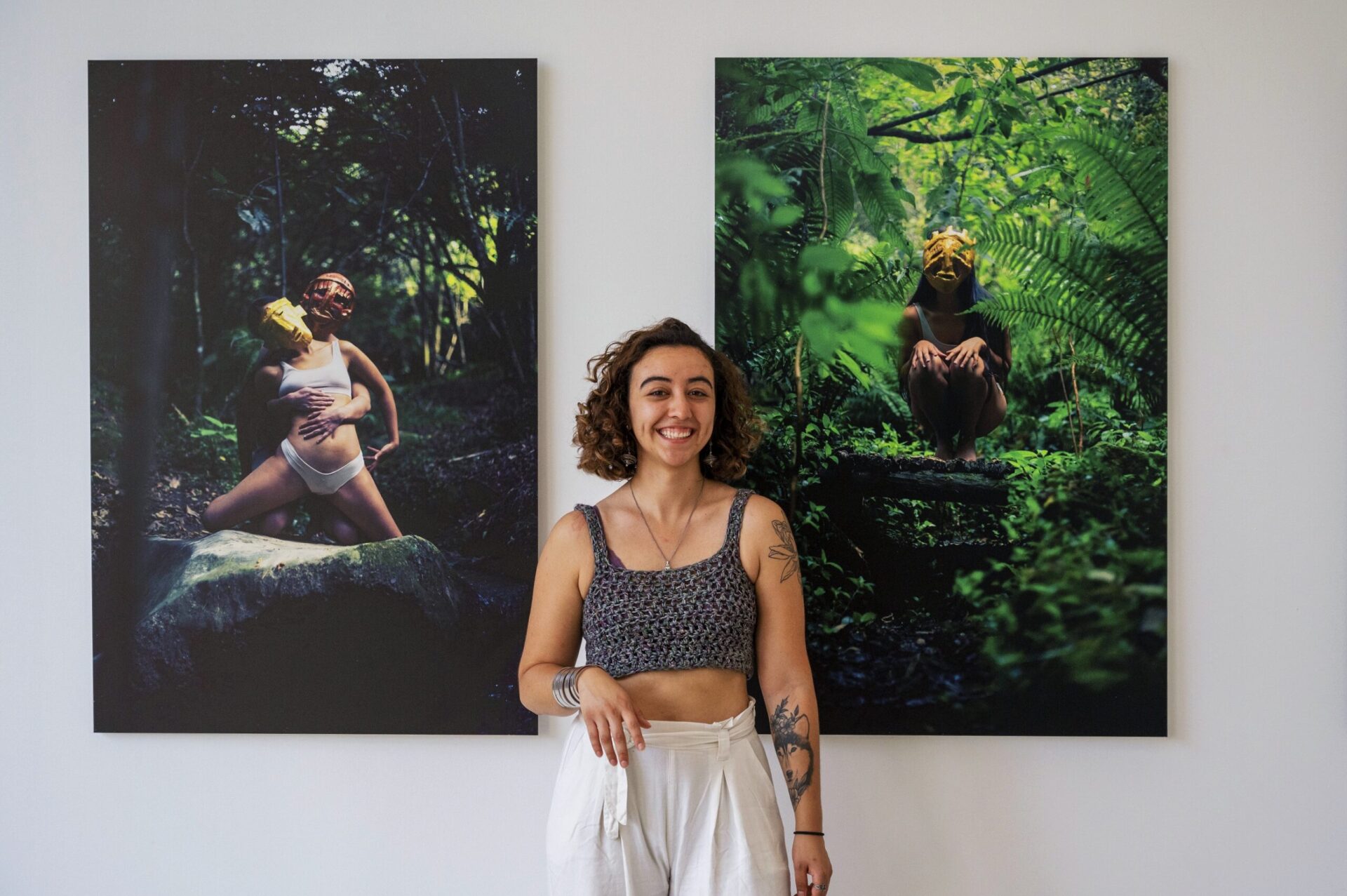 Fotografía de Tatiana Russi en la exhibición de la obra Orígenes