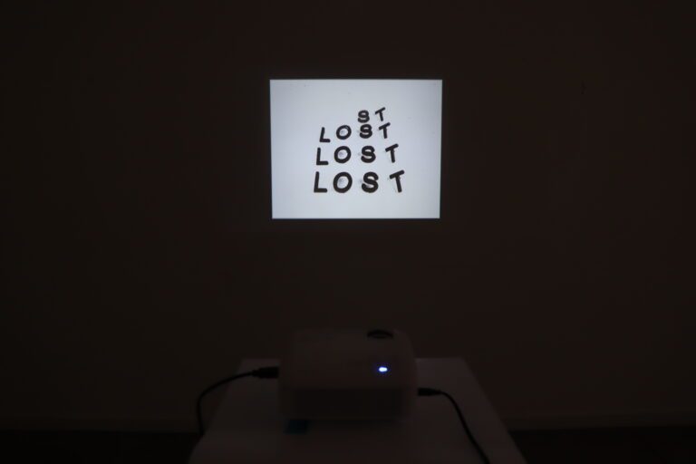 Fotografía de video instalación Lost.