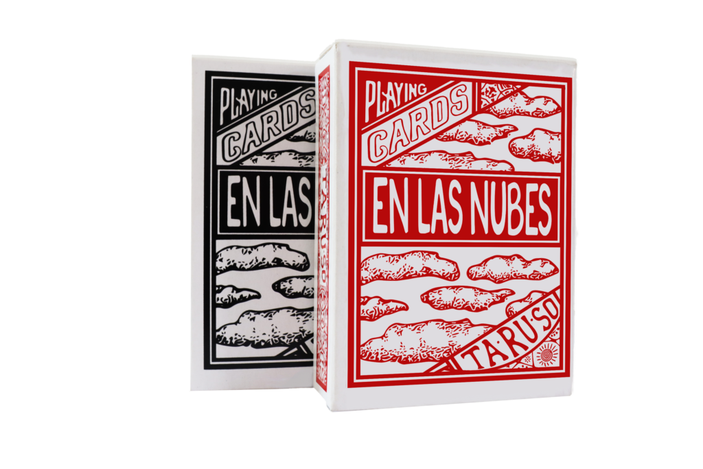 Fotografía de caja y baraja de cartas "En las Nubes"