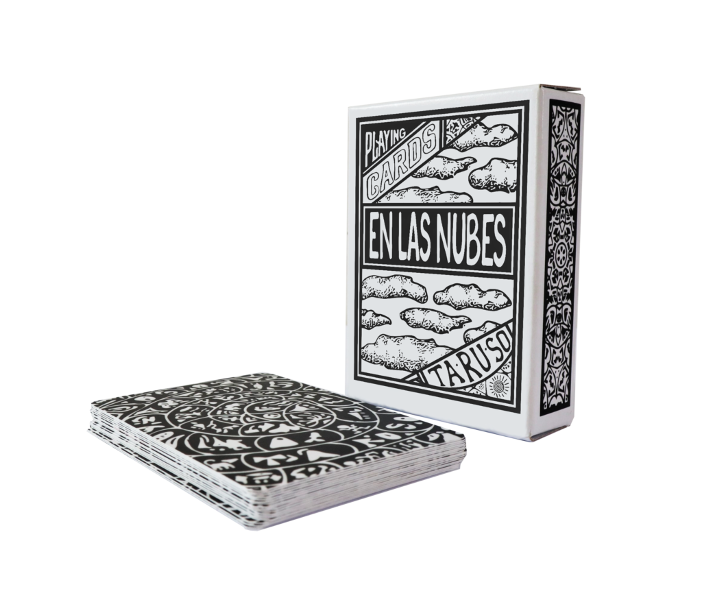 Fotografía de caja y baraja de cartas "En las Nubes"